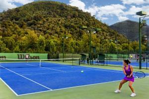 Tennis and/or squash facilities at Balcova Termal Hotel or nearby