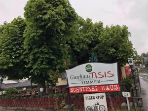 Un segno per un cantante ticista natalizio con un albero di Gasthaus Tisis a Feldkirch