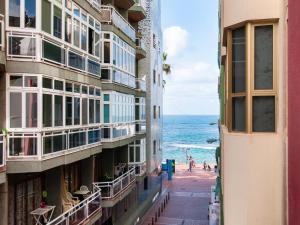 uma vista para o oceano a partir de uma varanda de um edifício em Beautiful Beach Apartment M&B IV by Las Canteras em Las Palmas de Gran Canárias