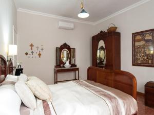 um quarto com uma cama e uma cabeceira em madeira em Beautiful Beach Apartment M&B IV by Las Canteras em Las Palmas de Gran Canárias