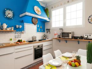 Kuchyňa alebo kuchynka v ubytovaní Beautiful Beach Apartment M&B IV by Las Canteras