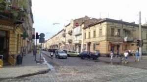 une rue de la ville avec des voitures garées dans la rue dans l'établissement Віп квартира вулиця Куліша 13 біля Форуму недалеко Малевичу, à Lviv