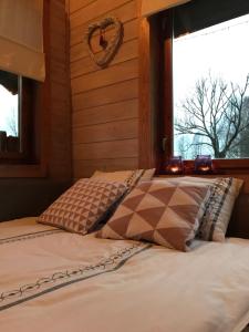 twee bedden in een kamer met een raam bij Laasi Cozy Cottage in Kaigutsi