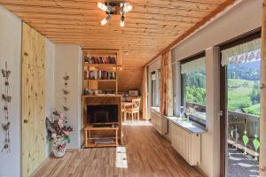 een woonkamer met een open haard in een huis bij Stinneshof in Oberharmersbach