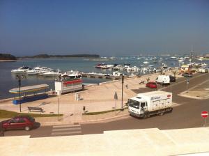 un camion parcheggiato in un parcheggio vicino al porto turistico di Villa "Franca" a Porto Cesareo