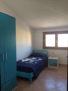 ポザーダにあるQuadrilocale Maryamのベッドルーム(青いベッド1台、窓付)