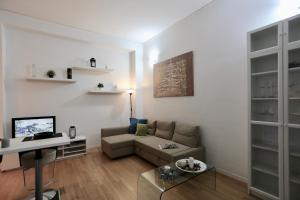 un soggiorno con divano e tavolo di Rio central apartment a Milano