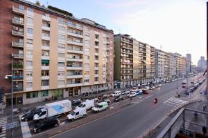 una trafficata strada cittadina piena di auto e palazzi di Rio Central M3 Sondrio e Stazione Centrale a Milano