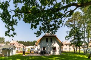 a white house with a gambrel roof at Ferienhaus Rügensonne Glowe - Rügen in Glowe