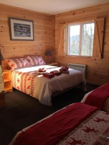 a bedroom with two beds and a window at B&B Le Chalet Bois de Coeur in Saint Come