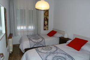 オロットにあるCa la Xescaのベッド2台と窓が備わるホテルルームです。