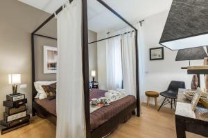 ローマにあるThebestinrome Viteの鏡、ベッド、デスクが備わるベッドルーム1室が備わります。