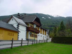 een gebouw met een hek voor een berg bij Kasparbauer in Sankt Michael im Lungau