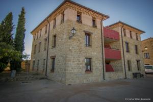 un gran edificio de ladrillo con una lámpara en el lateral. en Atardeceres d'Aragón, en Fontellas