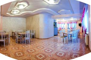 Un comedor con mesas y sillas en una habitación. en Podolyanka, en Slavske