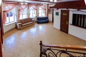 una sala de estar con un sofá y una silla en Podolyanka, en Slavske 31 fotos más