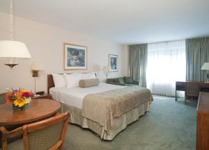 Postel nebo postele na pokoji v ubytování Murray Hill East Suites - Extended Stay + 24 fotografií