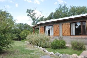 ein Haus mit Garten davor in der Unterkunft Cabañas Mi Refugio in Villa Giardino