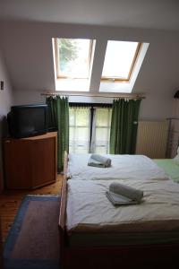 เตียงในห้องที่ Ferienhof Alte Schmiede