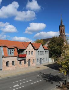 uma rua com um edifício e uma igreja com uma torre em Bio Hotel Kunstquartier em Nurembergue