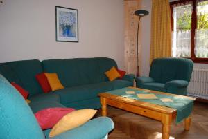 モルジヌにあるChalet "Le 19 x 27"のソファとコーヒーテーブルのあるリビングルーム +21枚の写真