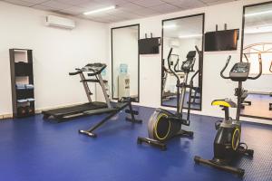 Fitness center at/o fitness facilities sa Hotel Madan Cárdenas