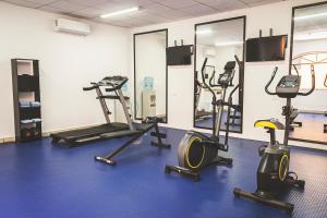 The fitness centre and/or fitness facilities at Hotel Madan Cárdenas