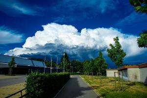 Eine Wolke am Himmel über einer Straße in der Unterkunft S-HOF in Sonnenbühl