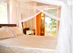 The Palms Beach Hotel and Restaurant Limited tesisinde bir odada yatak veya yataklar