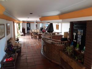 eine Lobby eines Restaurants mit Tischen und Stühlen in der Unterkunft Hotel La Maison in La Lucila del Mar
