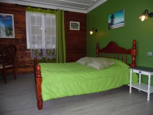 Giường trong phòng chung tại Le Cimendef