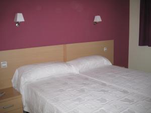 Postel nebo postele na pokoji v ubytování Hostal Ducal