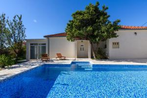 Bazén v ubytovaní Villa Lado with private pool near Split alebo v jeho blízkosti