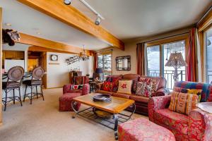 sala de estar con sofá, sillas y mesa en The Plaza Condominiums by Crested Butte Mountain Resort, en Mount Crested Butte