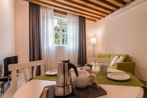 a kitchen and dining room with a table with a tea kettle at Centrale Mazzoni 10 in Venice