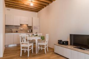a kitchen with a table and chairs and a television at Centrale Mazzoni 10 in Venice