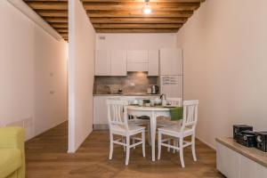 a kitchen with a table and chairs in a room at Centrale Mazzoni 10 in Venice