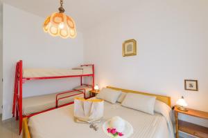 ein Schlafzimmer mit zwei Etagenbetten und einem Tisch in der Unterkunft Green Marine B16 Silvi Vacanza in Silvi Marina