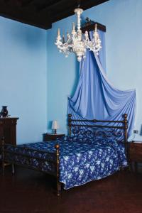 a blue and white bed sitting under a blue canopy at Villa Aurora di Ferracciano in Borgo San Lorenzo