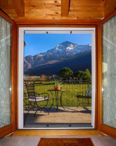 una finestra con vista sulle montagne di Al Molin B&B a Colico