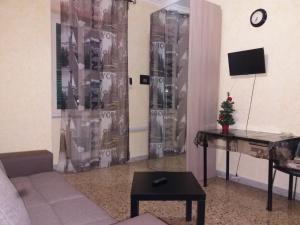 salon z kanapą i stołem z choinką świąteczną w obiekcie Appartamento Residence Sole e Luna w Rzymie