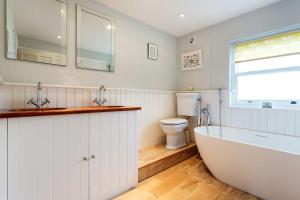 A bathroom at Veeve - Clapham Delight