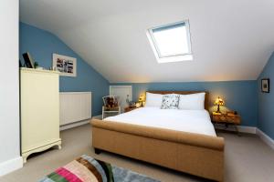 A bed or beds in a room at Veeve - Clapham Delight