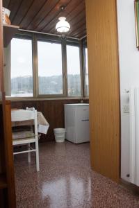 um quarto amplo com janelas e um quarto com um lavatório em Mansarda Romantica em Verona