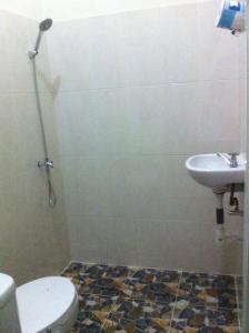 Kylpyhuone majoituspaikassa LG Homestay