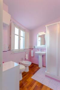 カステルブオーノにあるCase Spazioscena - Tersicoreのピンクのバスルーム(シンク2台、シャワー付)