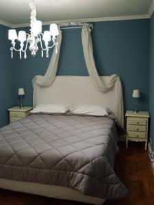ローマにあるBig Tree Luxury Apartmentの青い壁のベッドルーム1室(大型ベッド1台付)