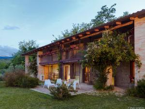 a house with tables and chairs in a yard at Affittacamere Borgocapo in Roccamontepiano