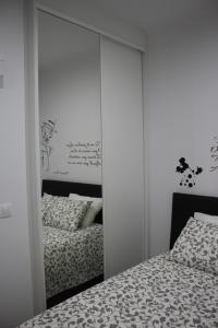リスボンにあるLisbon Bicaのベッドルーム1室(クローゼット、ベッド1台付)