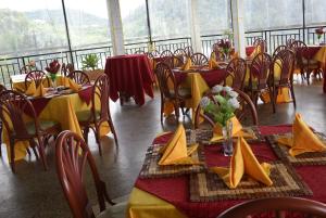 Un restaurante o sitio para comer en Kivu Peace View Hotel